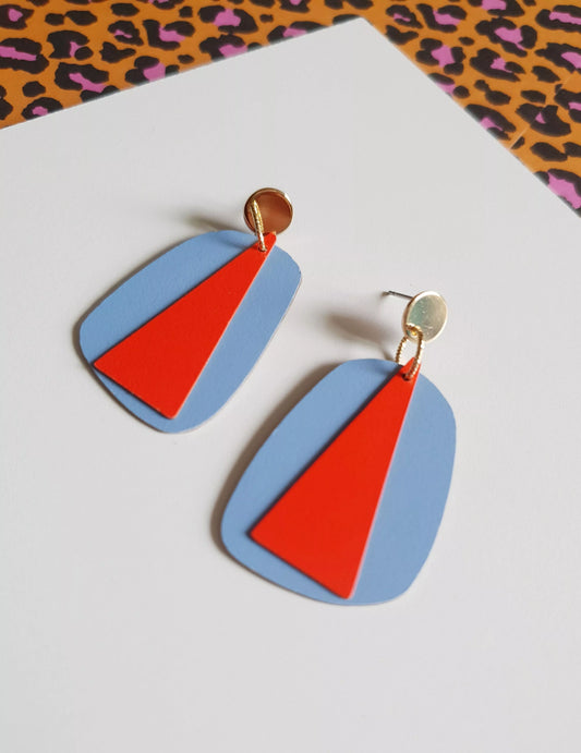 JASPER – Kleurrijke geometrische oorbellen van Formica – Light Blue/Red