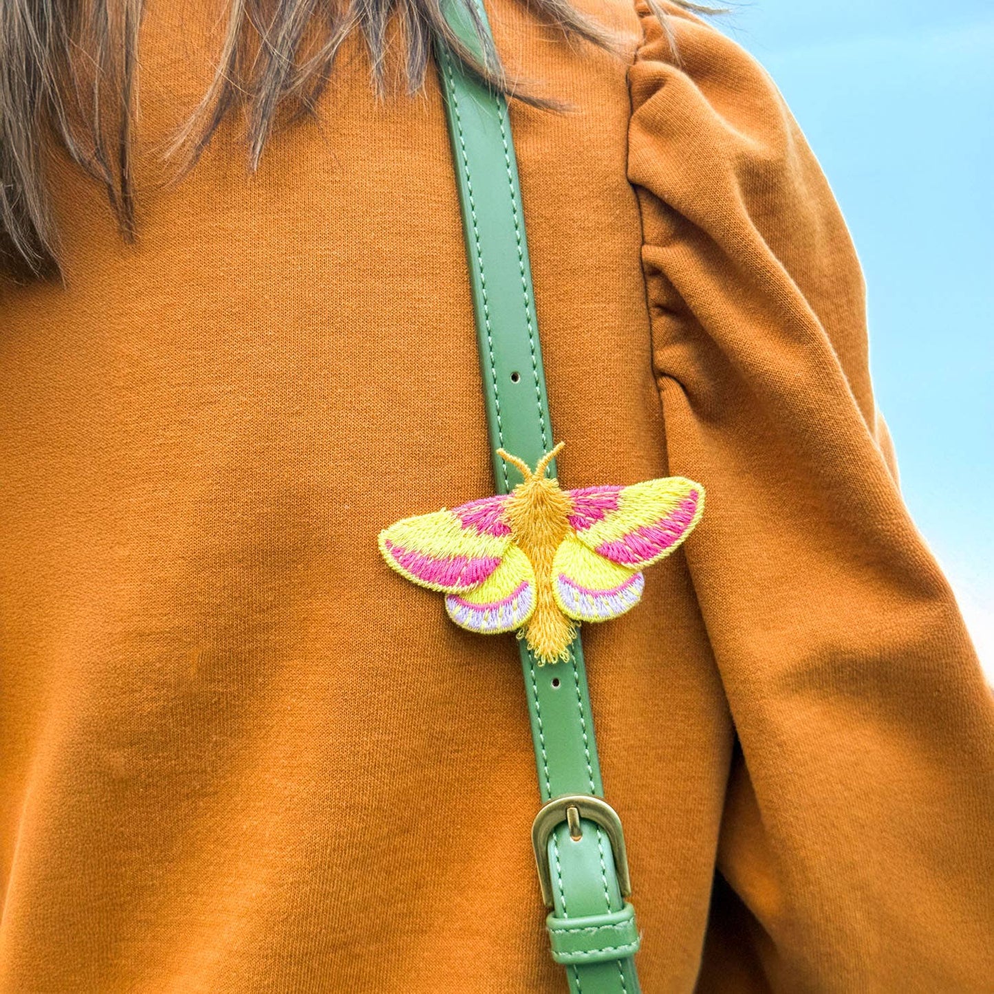 Roze Esdoornmot Geborduurde Broche – Botanische Speld