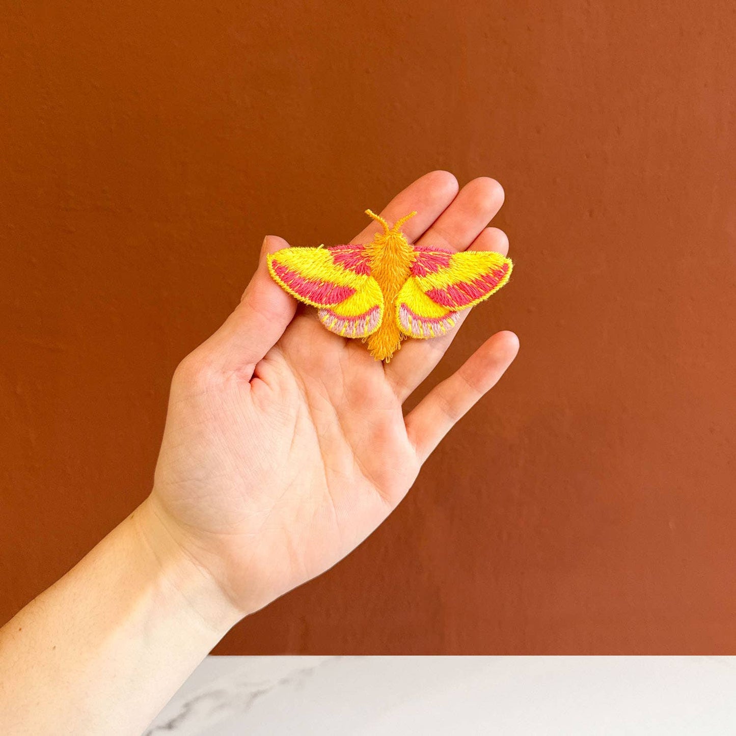 Roze Esdoornmot Geborduurde Broche – Botanische Speld