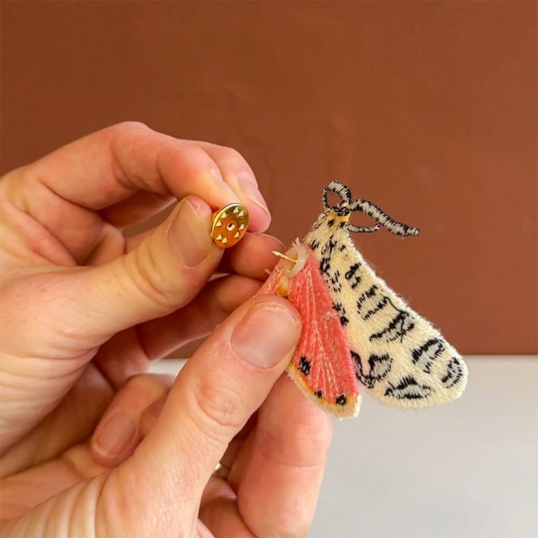 Tijgermot Geborduurde Broche - Botanische Speld