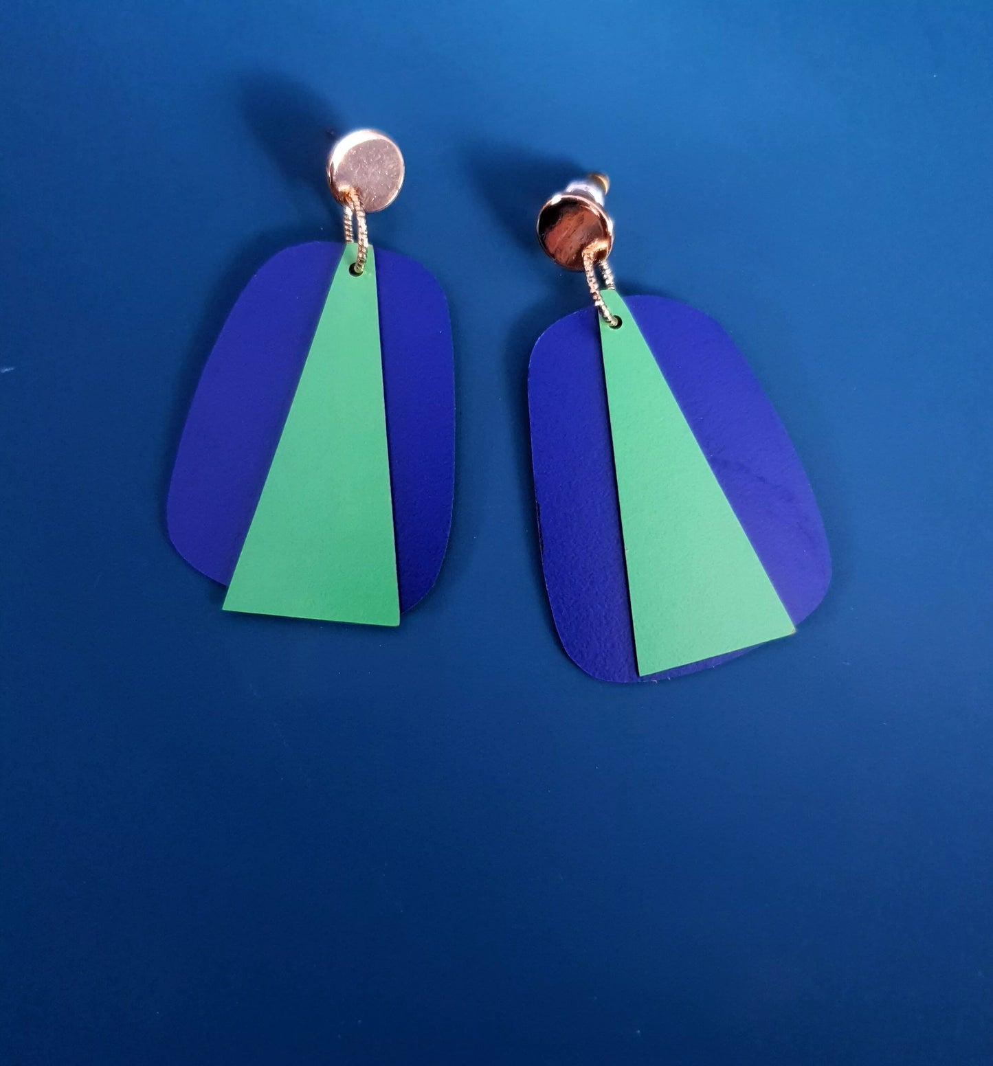 JASPER – Kleurrijke geometrische oorbellen van Formica – Blue/Green