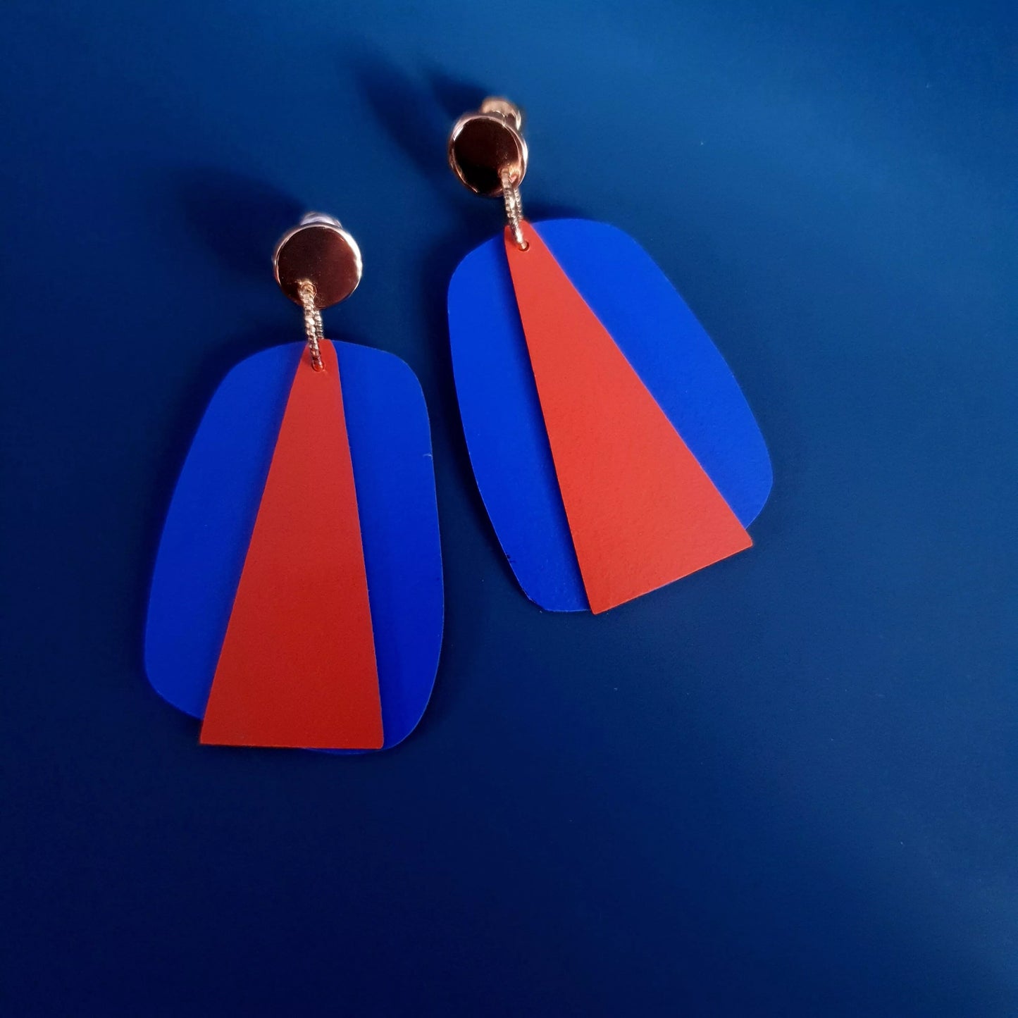 JASPER – Kleurrijke geometrische oorbellen van Formica – Blue/Red