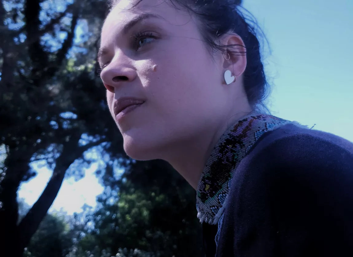 AMOR – Mini lichte gouden Formica oorbellen – hartvormig ontwerp – handgemaakt in Frankrijk