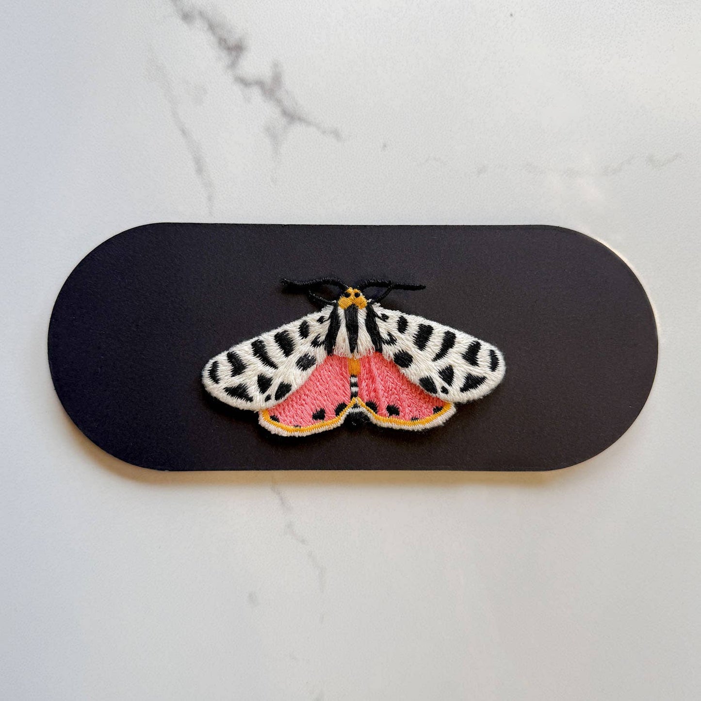 Tijgermot Geborduurde Broche - Botanische Speld