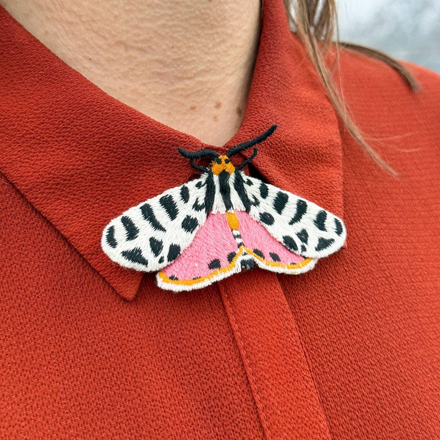 Tijgermot Geborduurde Broche - Botanische Speld