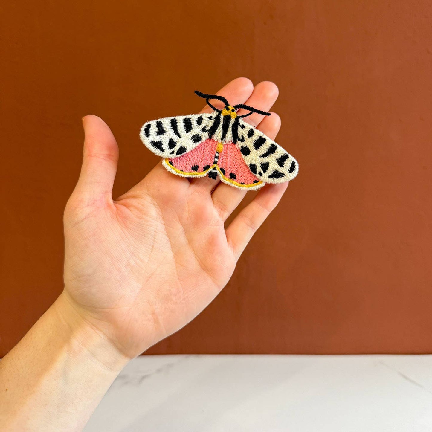 Tijgermot Geborduurde Broche - Botanische Speld