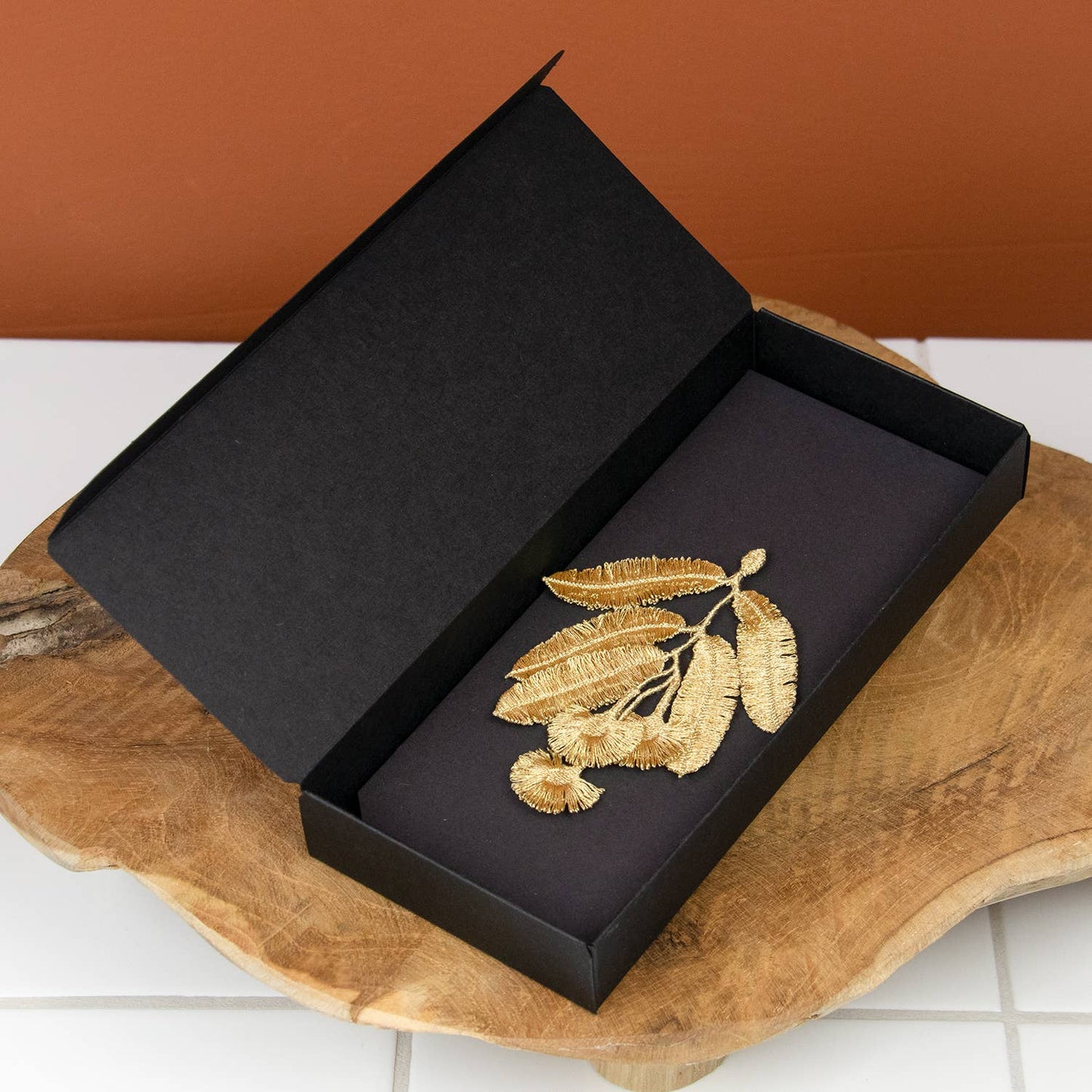 Broche met geborduurde eucalyptus bloemen