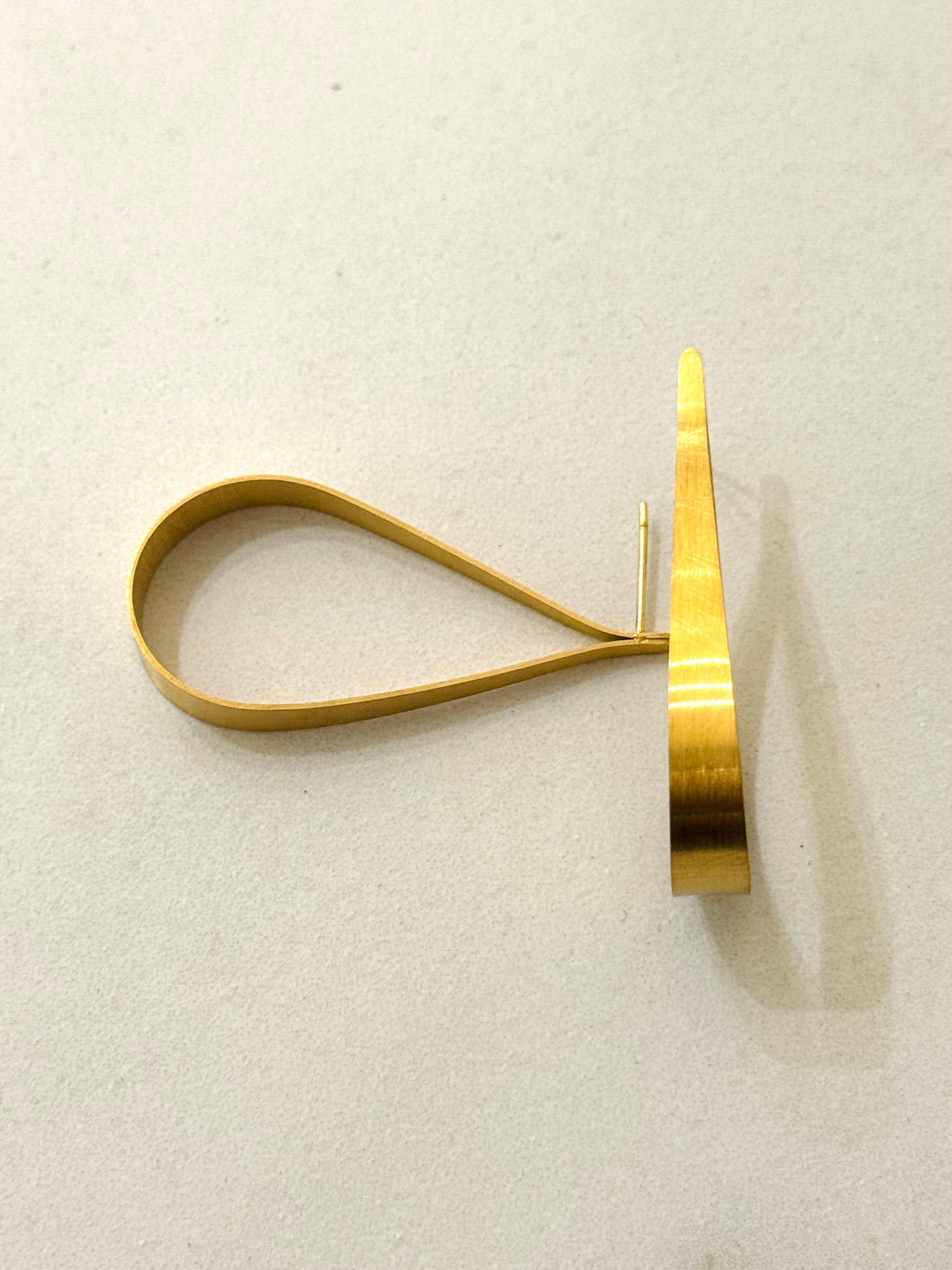 Oorbellen in de vorm van een druppel van geborsteld goud