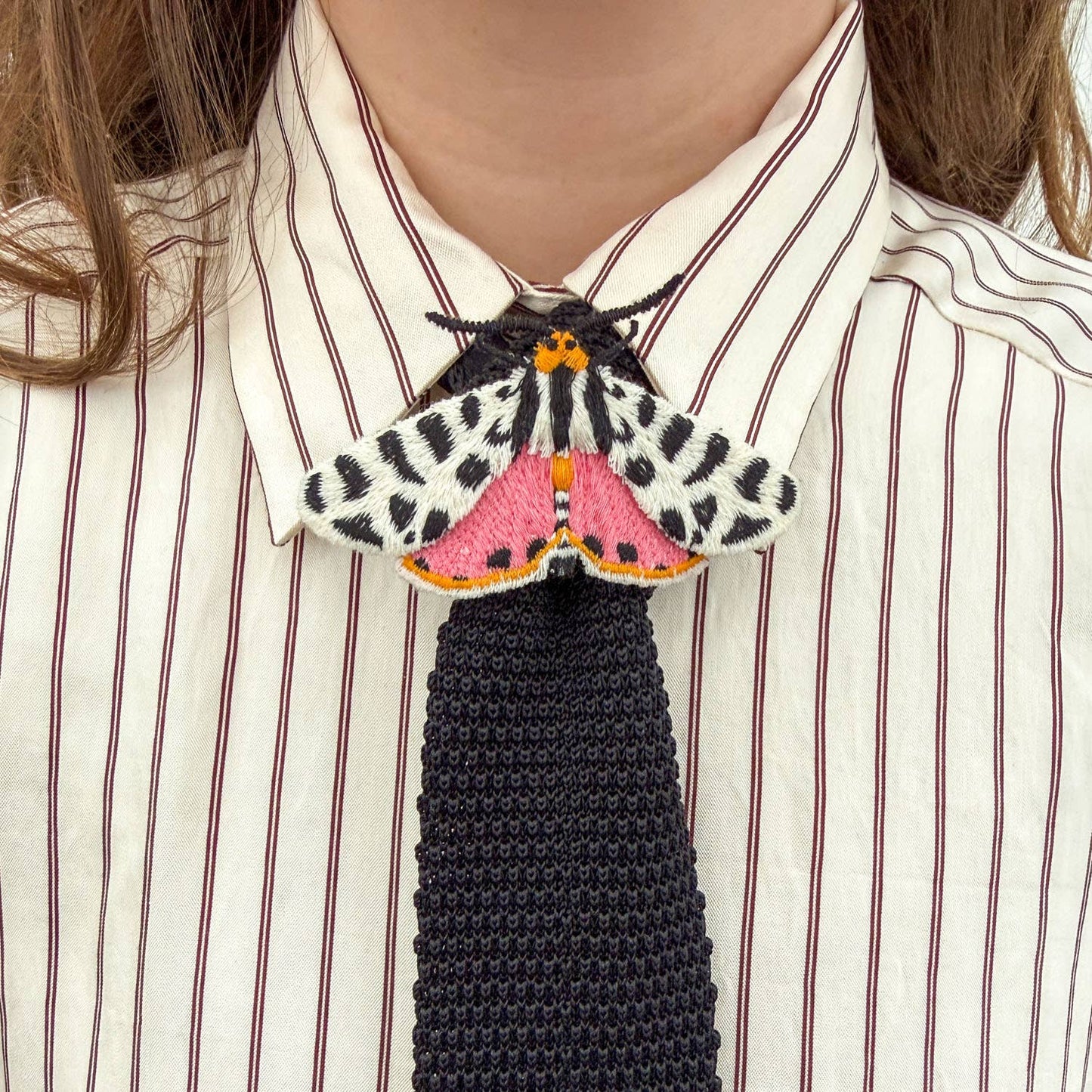Tijgermot Geborduurde Broche - Botanische Speld
