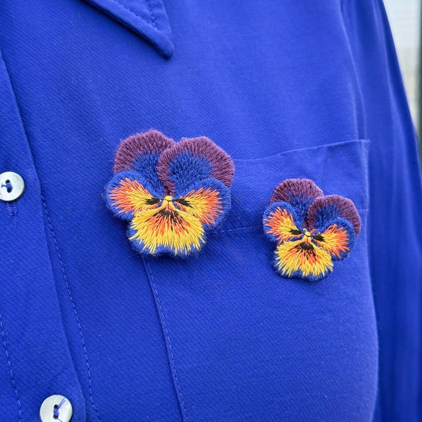 Viooltjes Geborduurde Broche – Botanische Speld