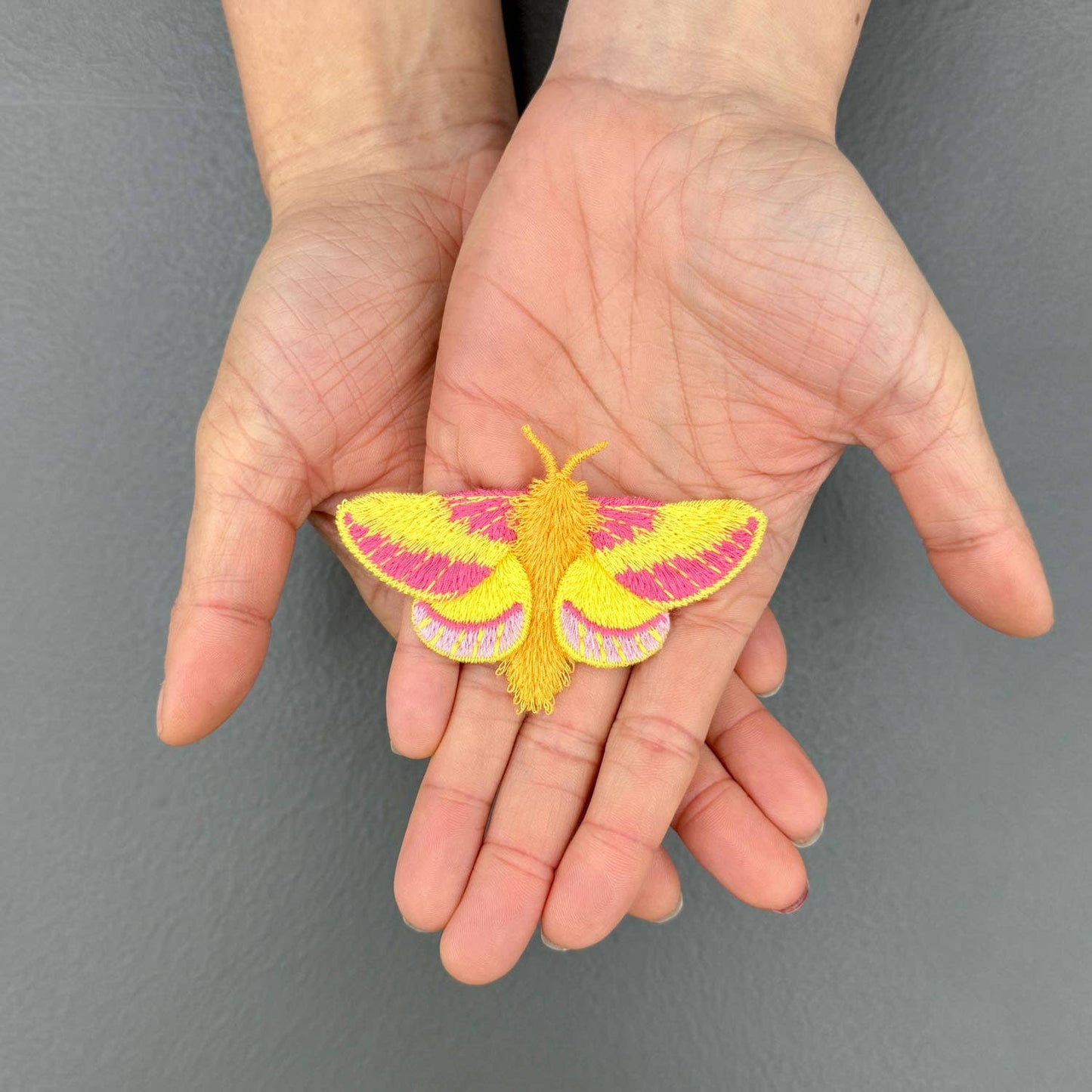 Roze Esdoornmot Geborduurde Broche – Botanische Speld