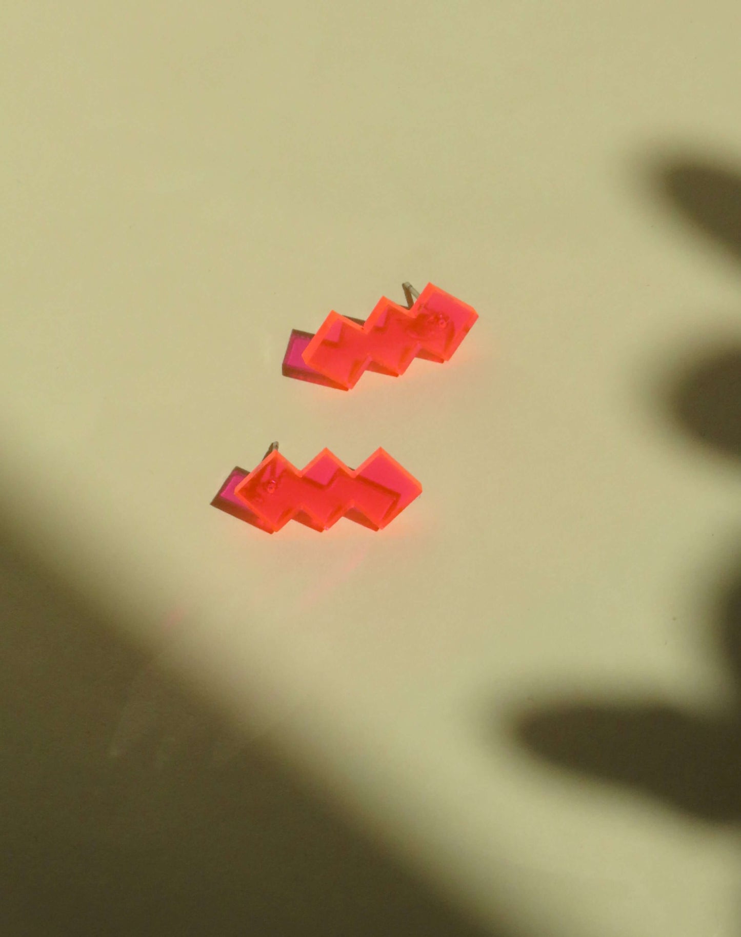 Neonroze Geometrische Oorbellen