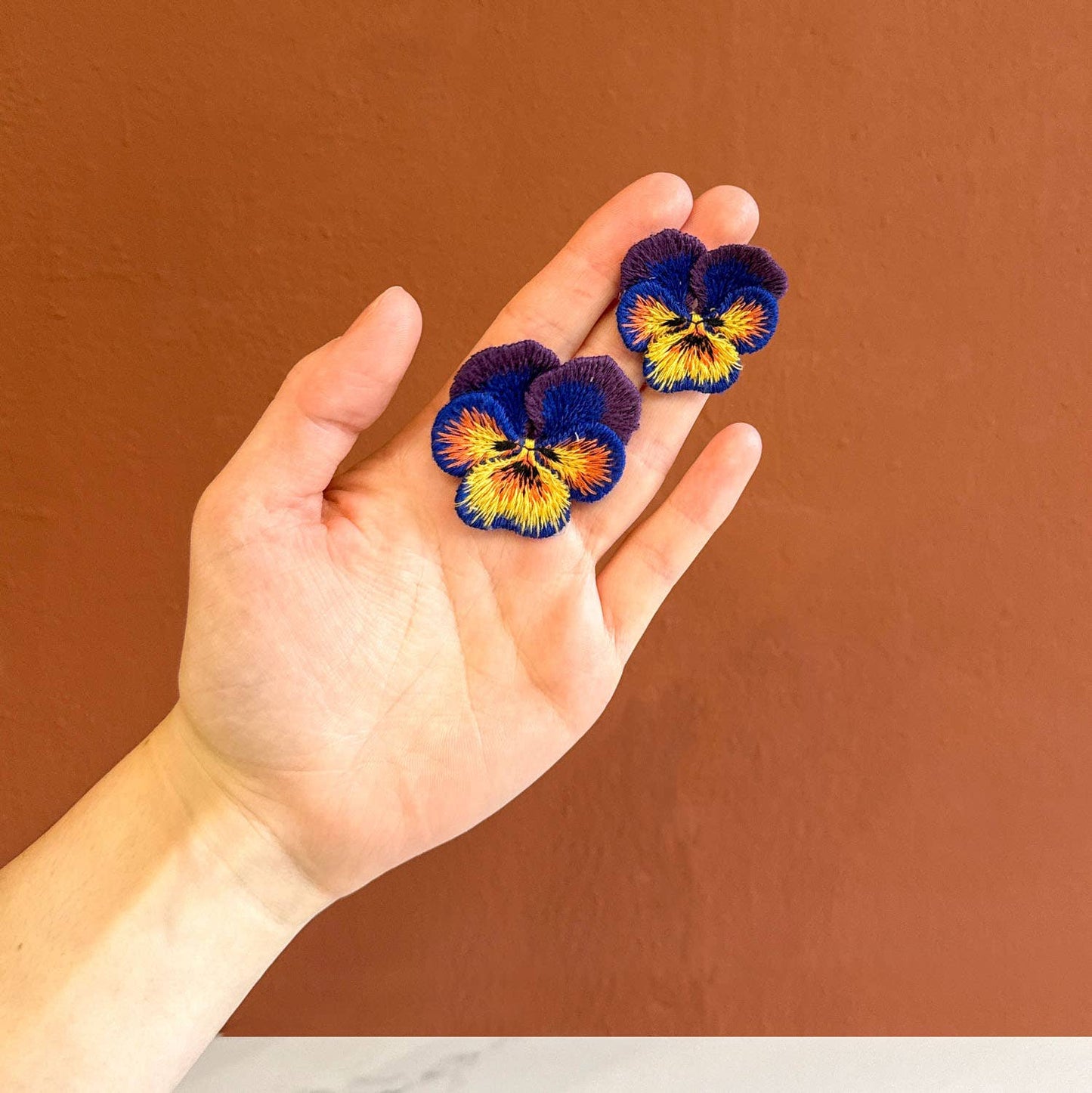 Viooltjes Geborduurde Broche – Botanische Speld