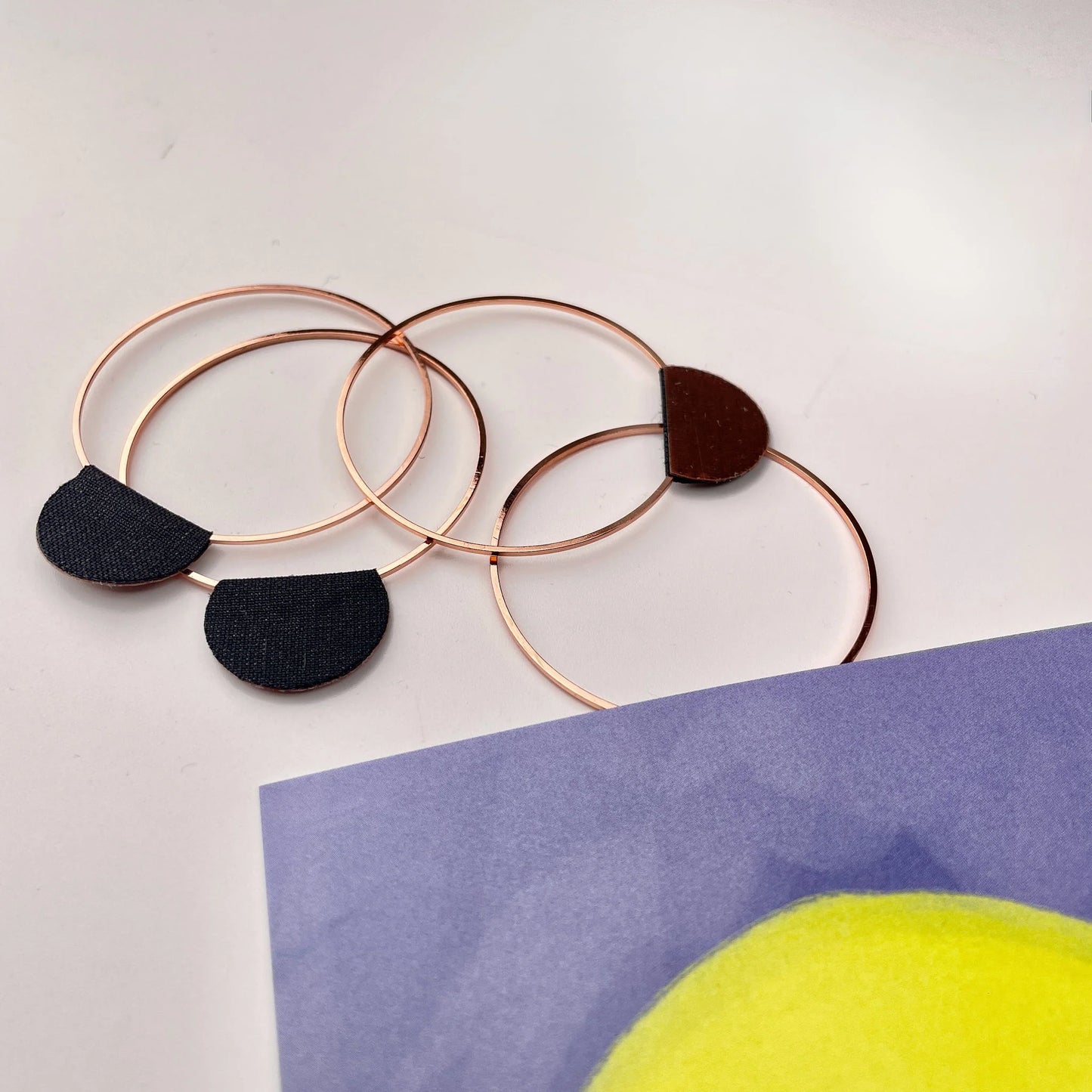 Hanger voor het ophangen van ansichtkaarten / foto's – grote cirkel - woondecoratie