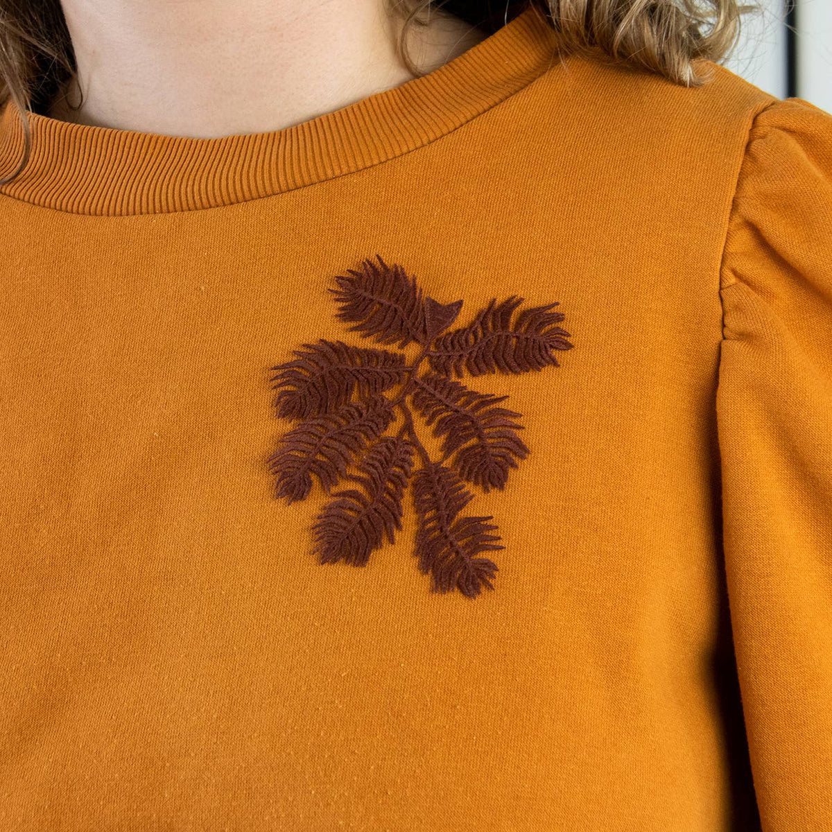 Struisveer Mos - Geborduurde Broche