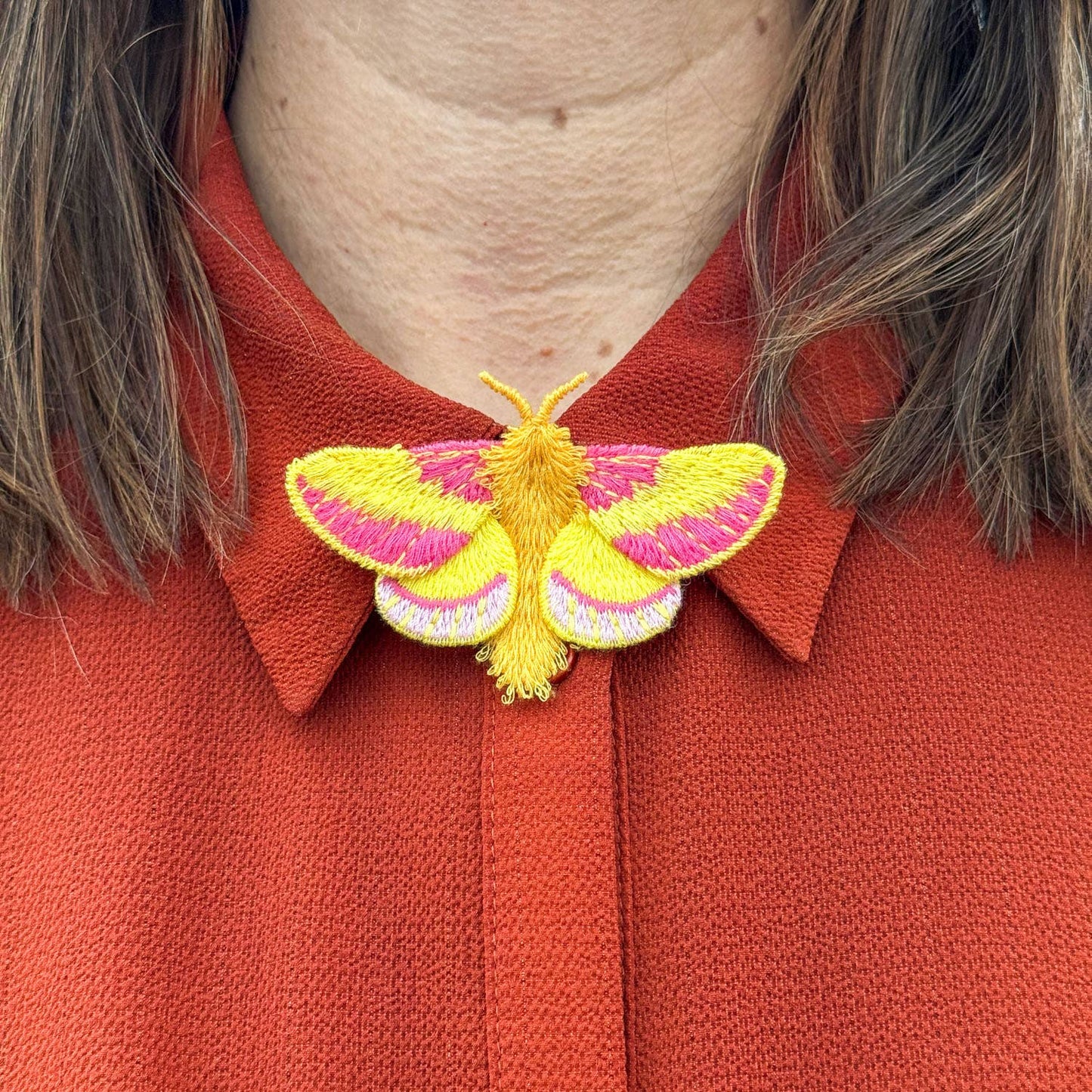 Roze Esdoornmot Geborduurde Broche – Botanische Speld