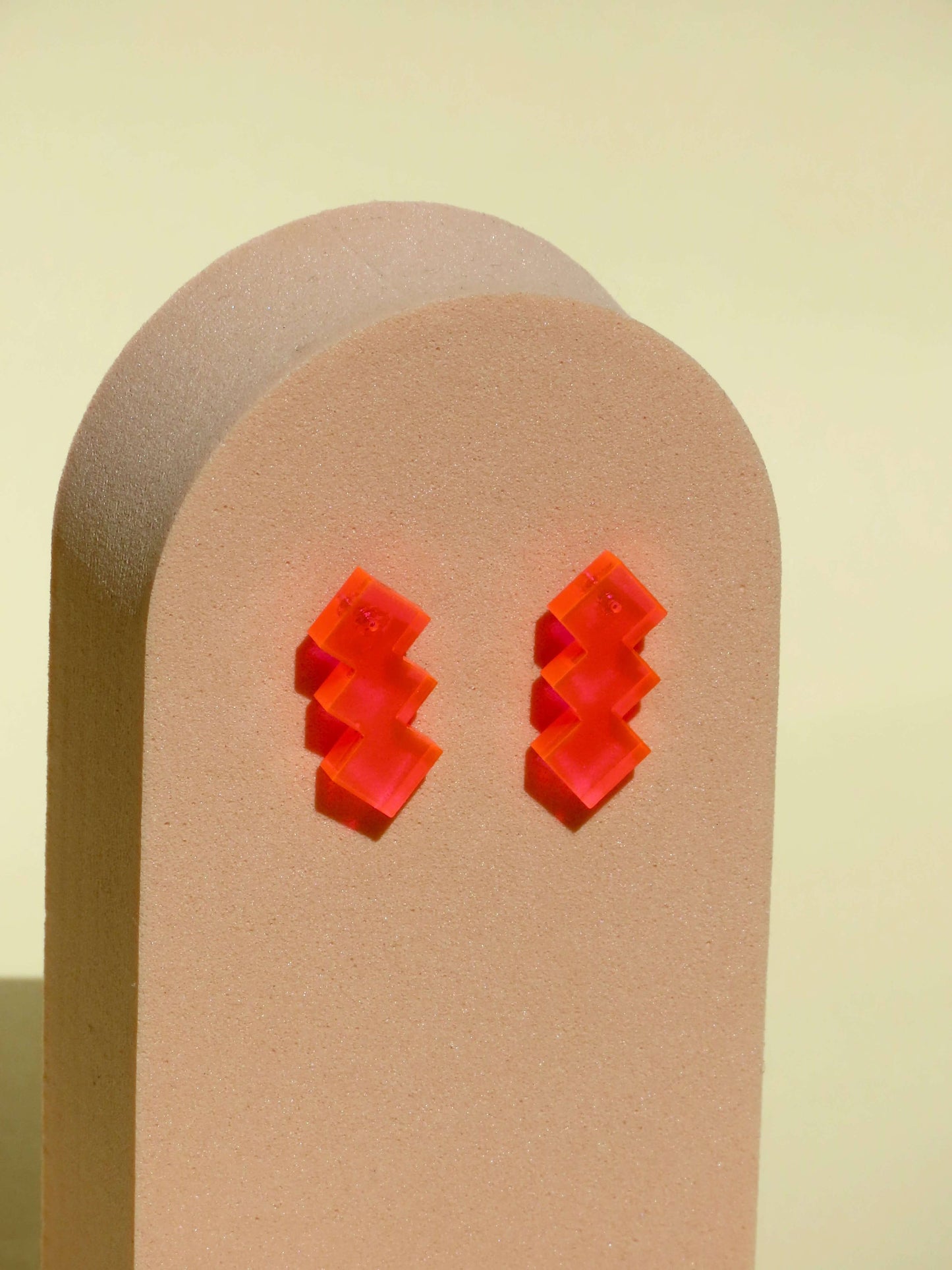 Neonroze Geometrische Oorbellen