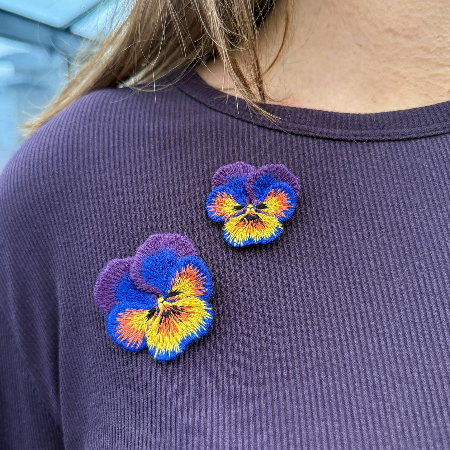 Viooltjes Geborduurde Broche – Botanische Speld