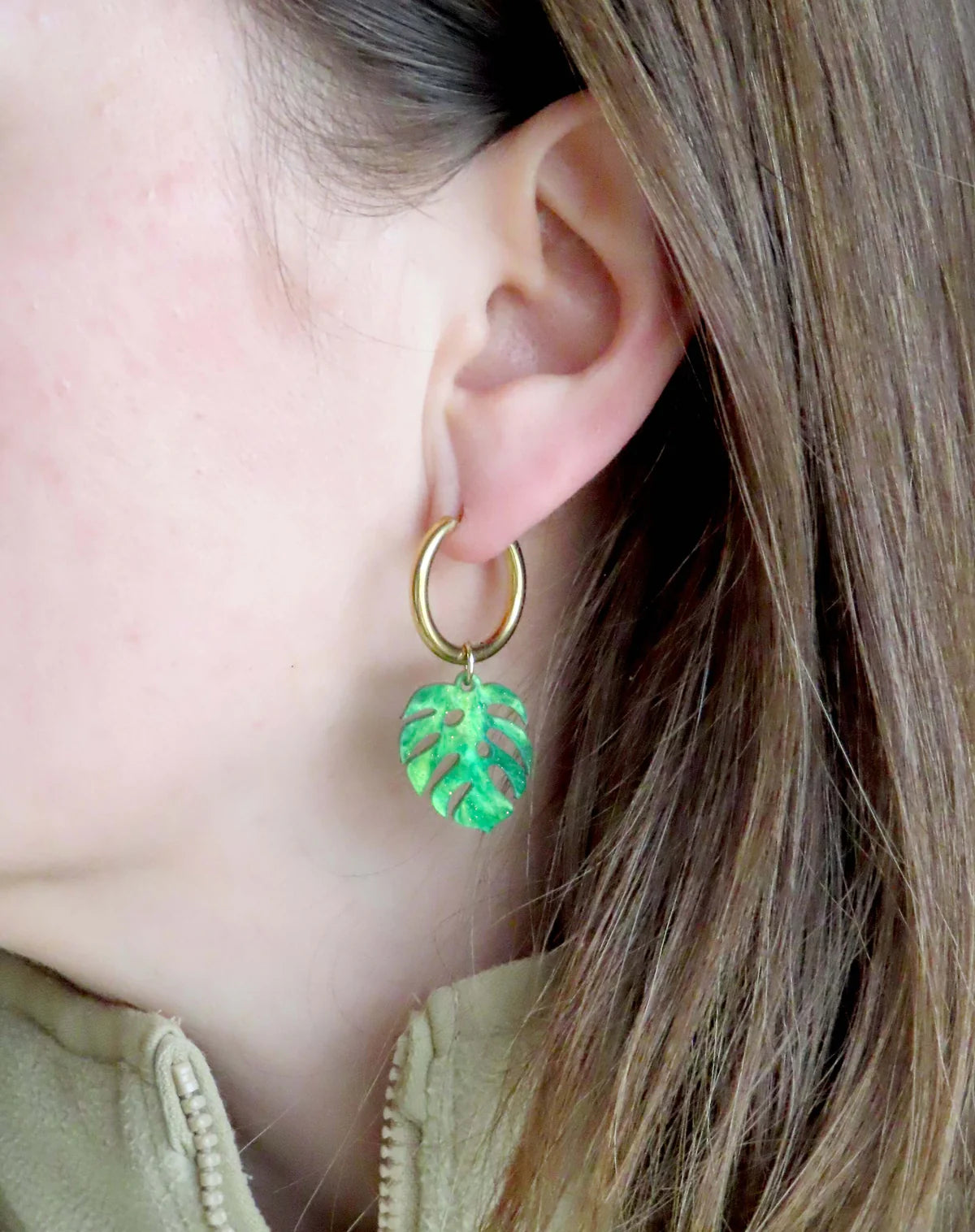 Oorbellen met monstera hangers - creolen