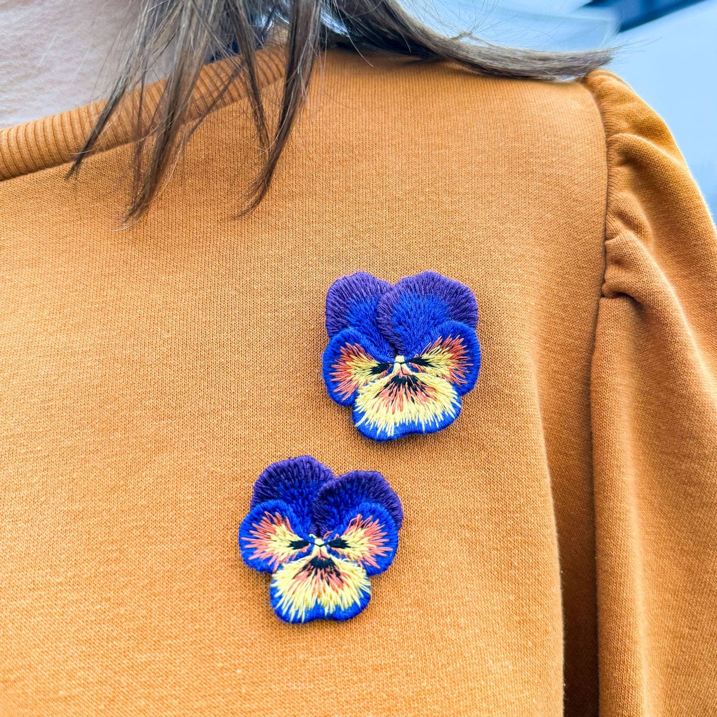 Viooltjes Geborduurde Broche – Botanische Speld