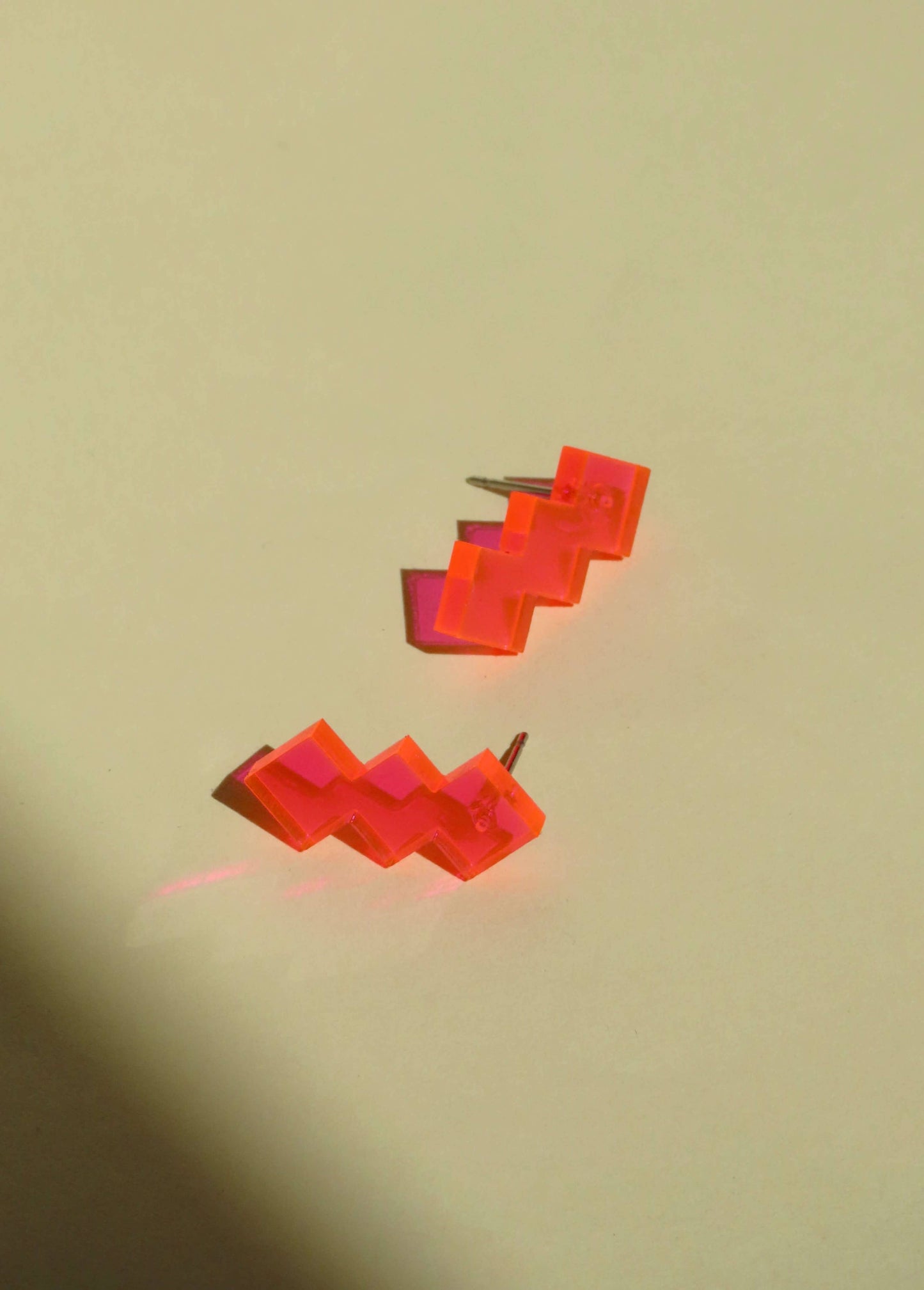 Neonroze Geometrische Oorbellen