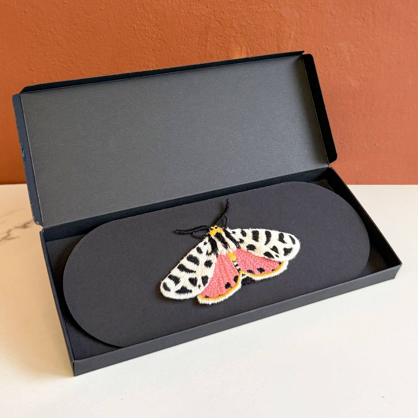 Tijgermot Geborduurde Broche - Botanische Speld