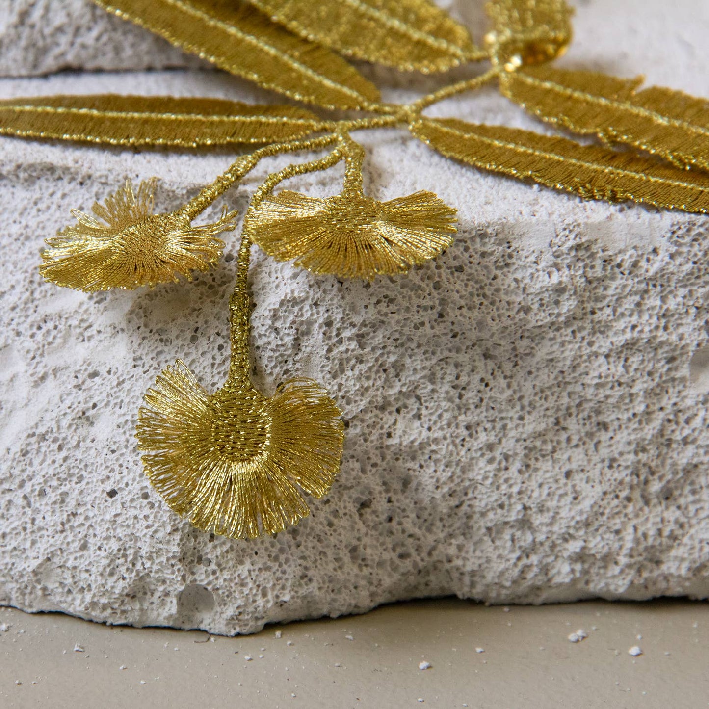 Broche met geborduurde eucalyptus bloemen