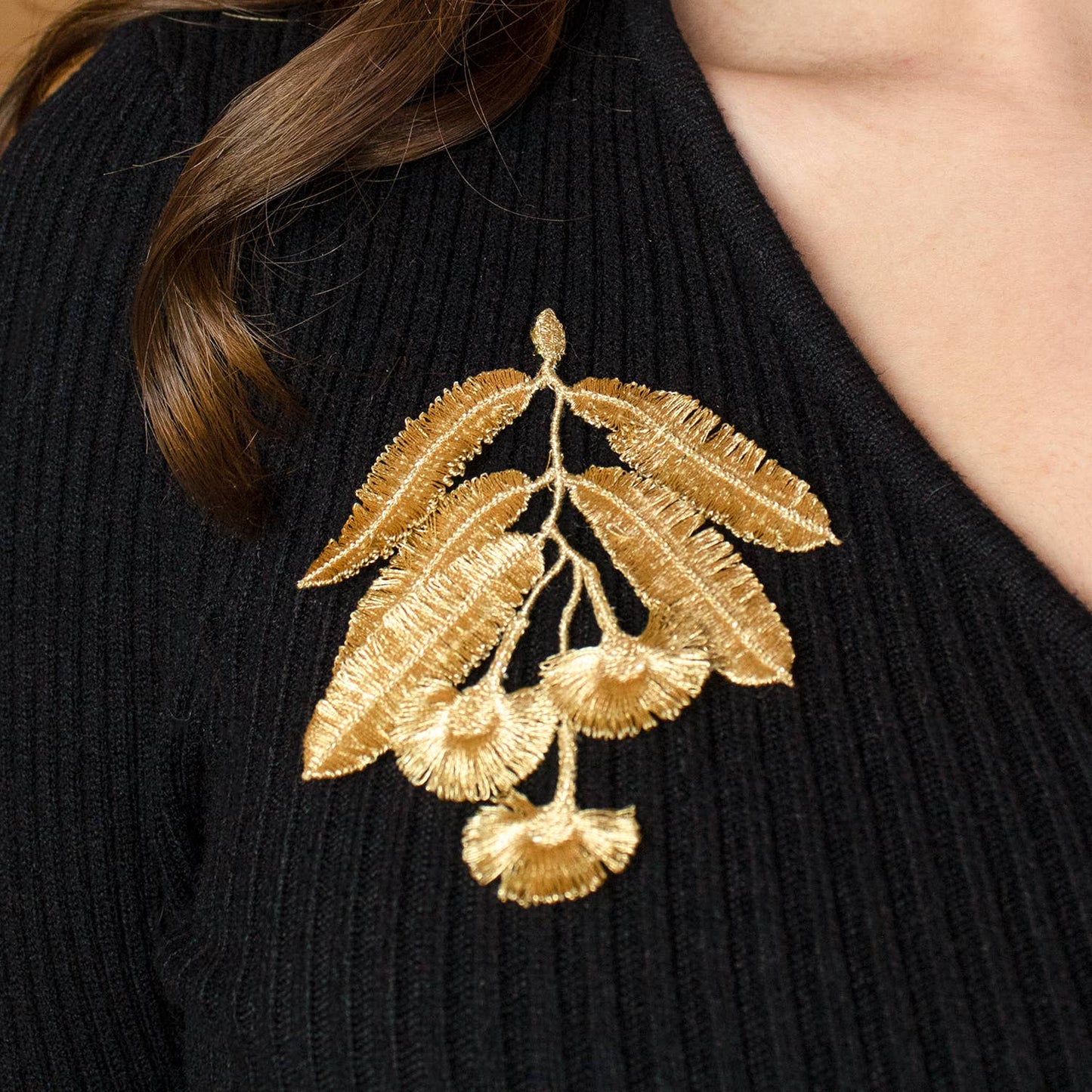 Broche met geborduurde eucalyptus bloemen
