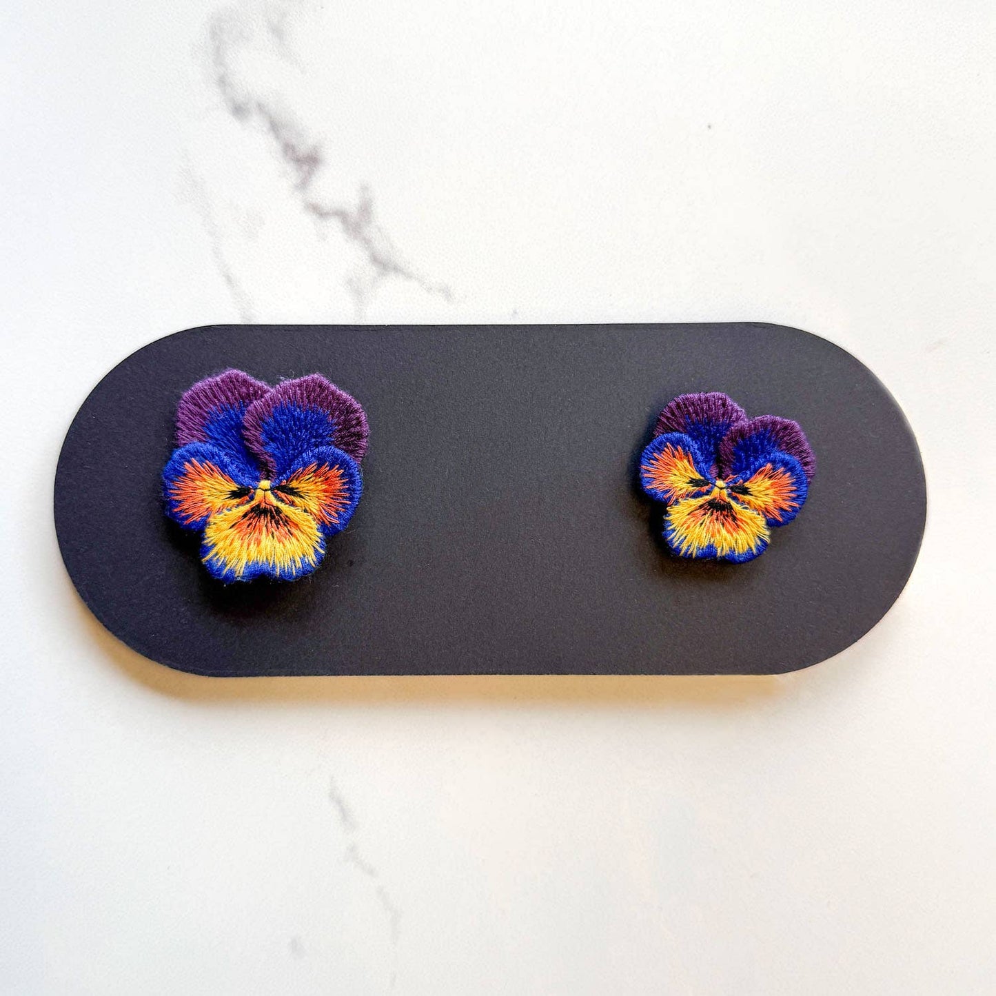 Viooltjes Geborduurde Broche – Botanische Speld