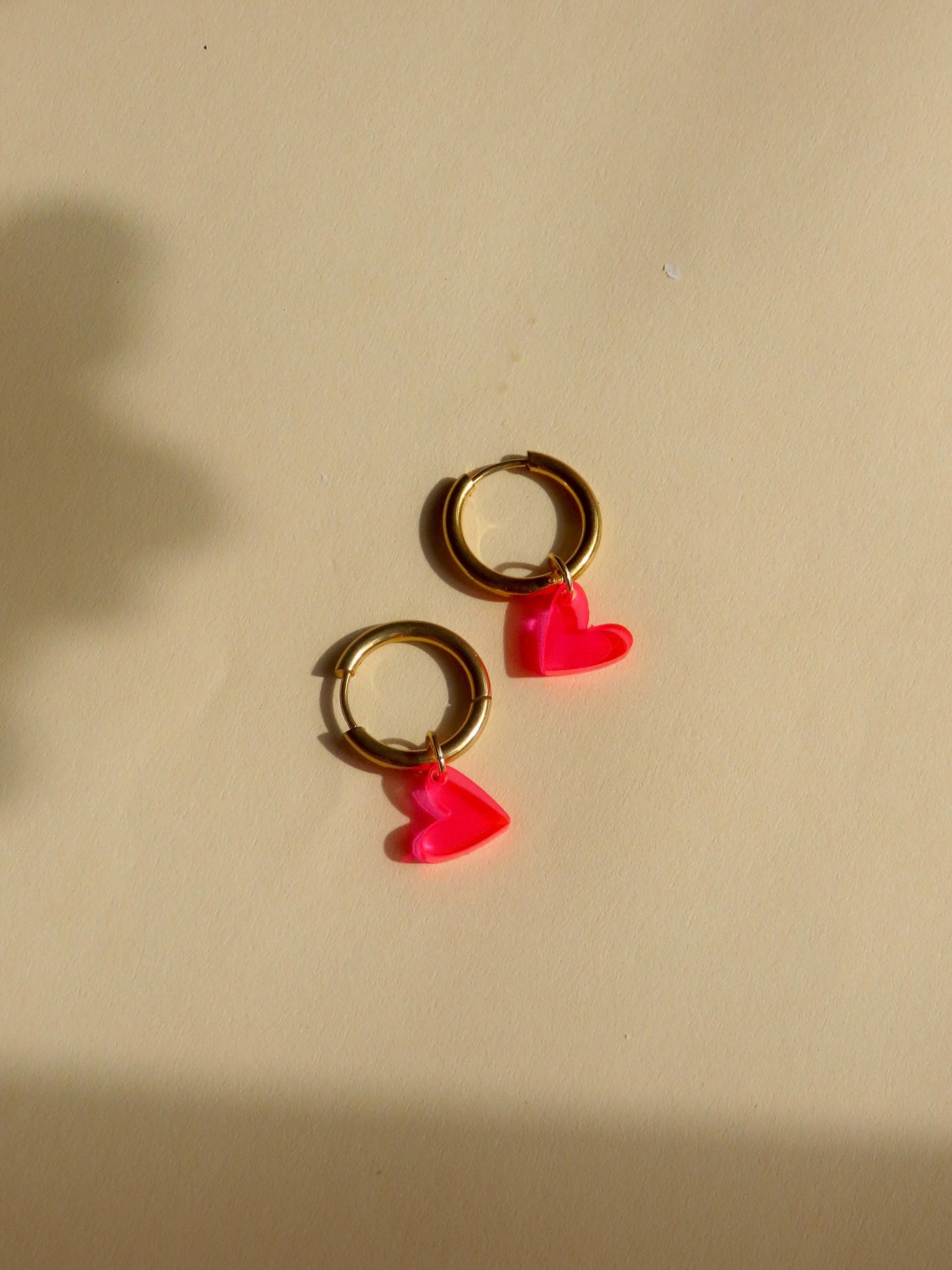Oorbellen met neon roze hartjes - creolen