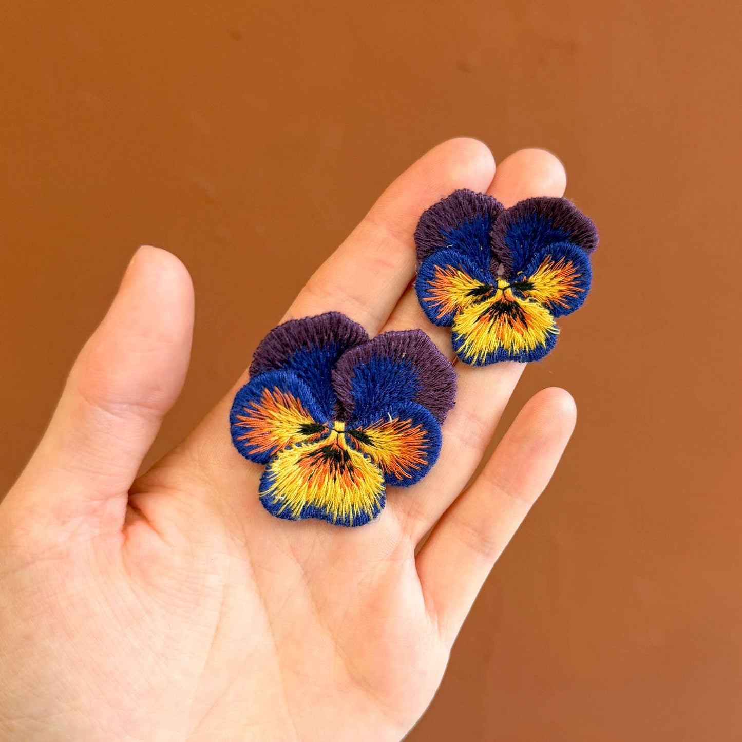 Viooltjes Geborduurde Broche – Botanische Speld