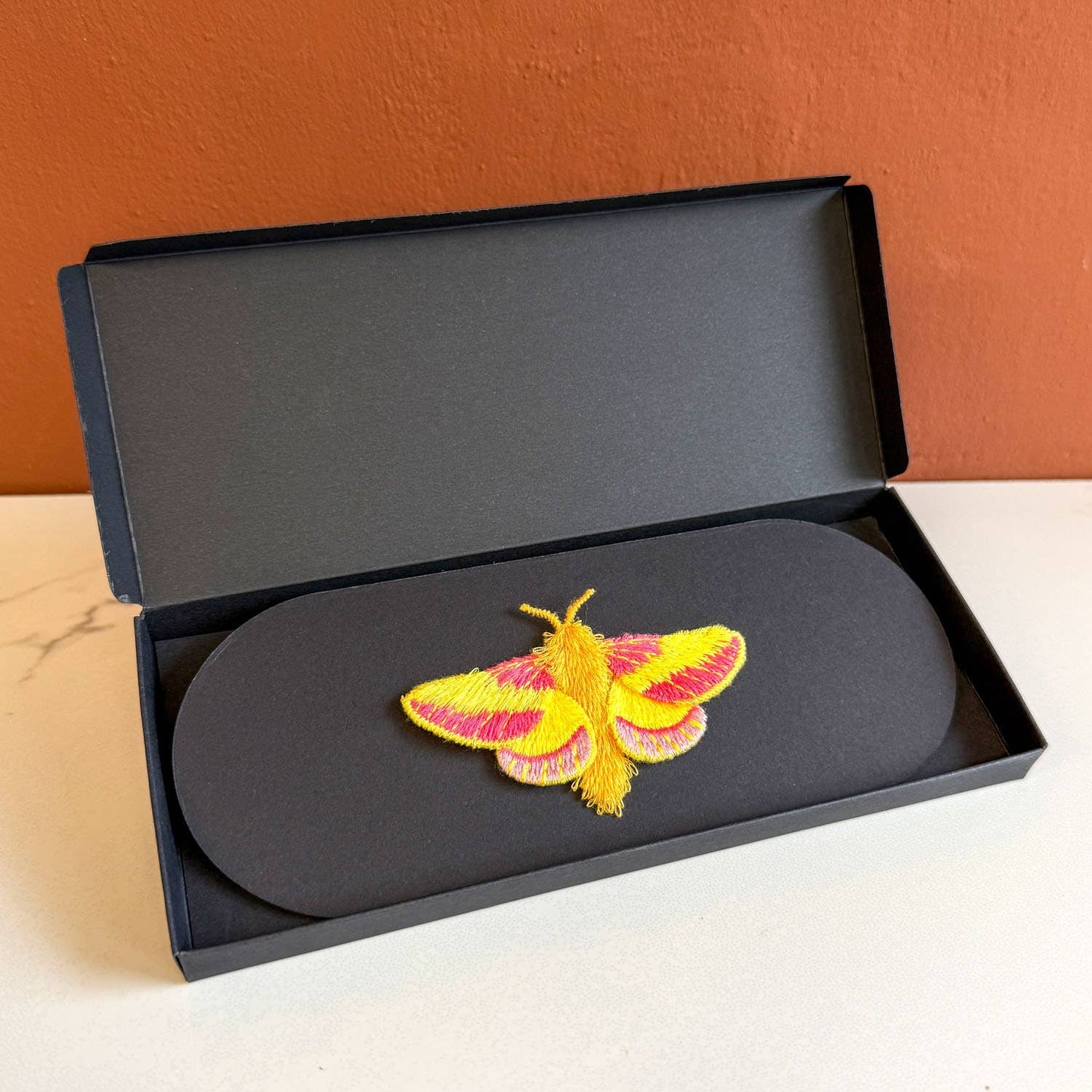 Roze Esdoornmot Geborduurde Broche – Botanische Speld