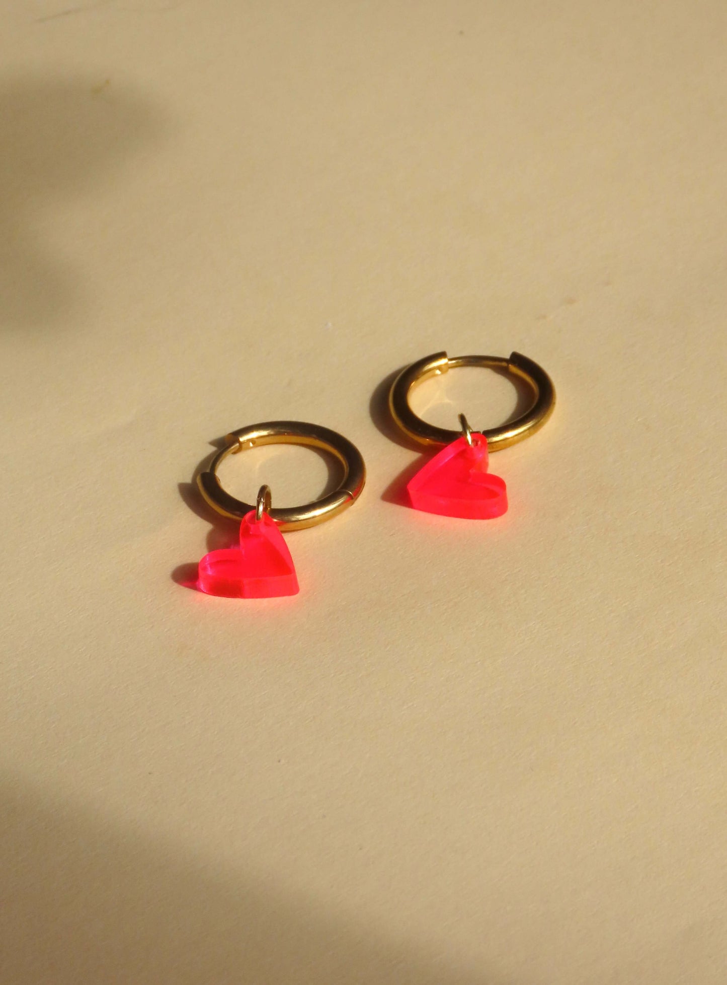 Oorbellen met neon roze hartjes - creolen