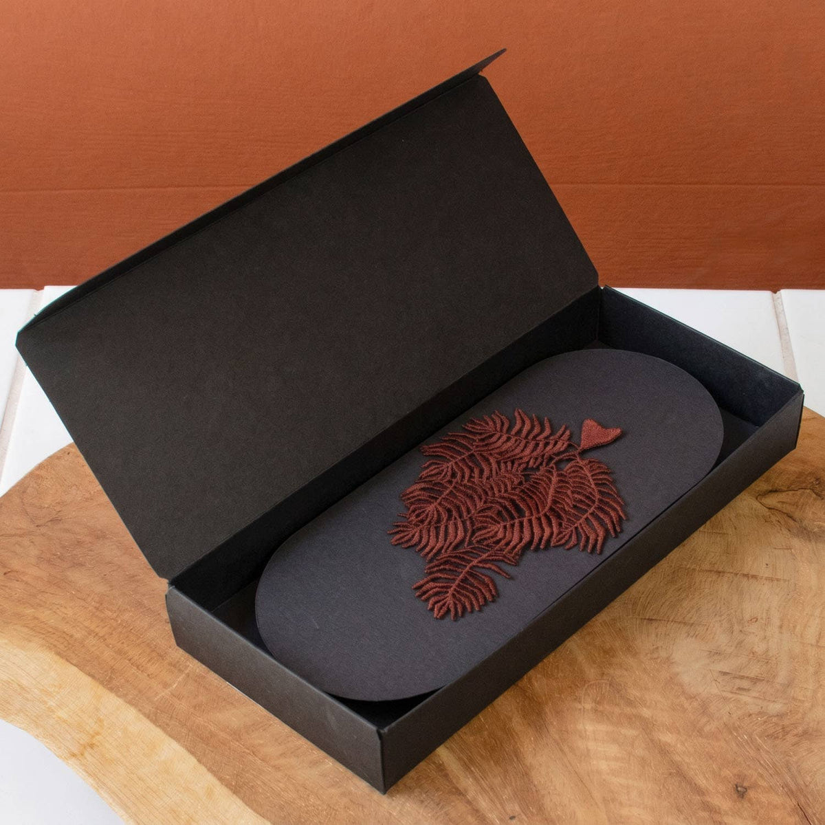 Struisveer Mos - Geborduurde Broche