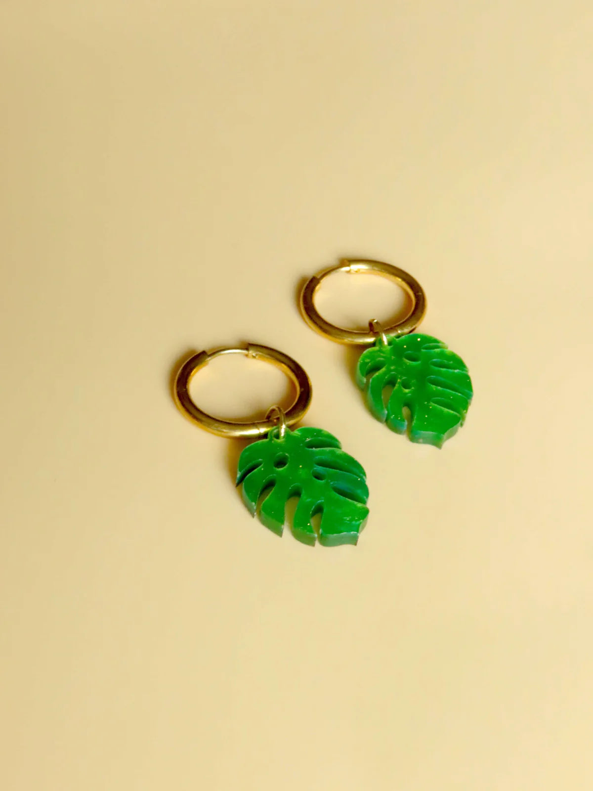 Oorbellen met monstera hangers - creolen
