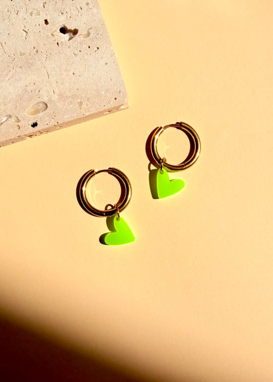 Oorbellen met neon gele hartjes - creolen